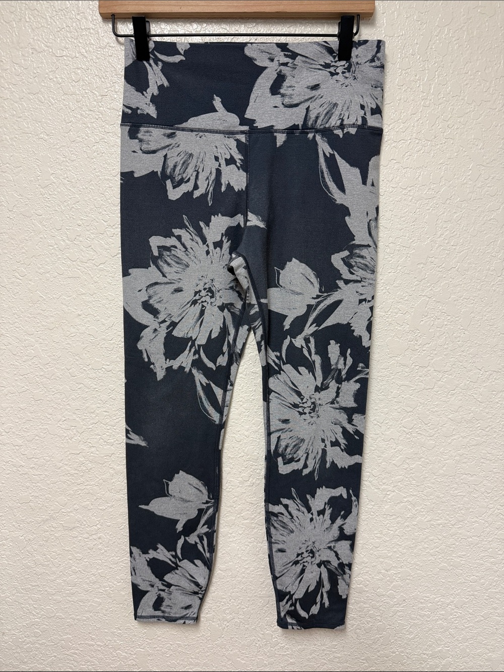 VUORI *flawed* Floral Print Black & Gray Leggings Estimated Size Small